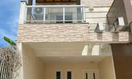 Bela casa três dormitórios localizada nos altos do bairro Guarujá