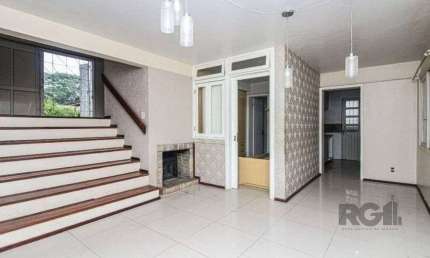 Excelente casa de 147m² com 3 dormitórios, 4 vagas e 1 piscina.
