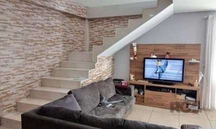 Casa de 191m² com 4 dormitórios, churrasqueira e piscina.