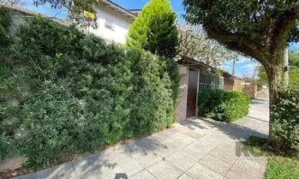 Casa 3 dormitórios a uma quadra da avenida Teresópolis e cinco minutos do Bourbon Shopping Teresópolis