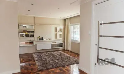 Casa de 197m² - 5 dormitórios, 3 vagas no bairro Rubem Berta