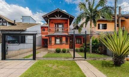 Excelente casa de 209m² com 3 dormitórios, piscina e 3 vagas de garagem.