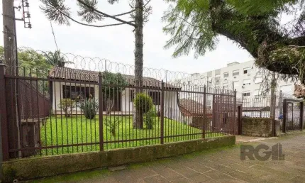 Casa com 5 quartos à venda na Rua Nunes, 402, Medianeira, Porto Alegre