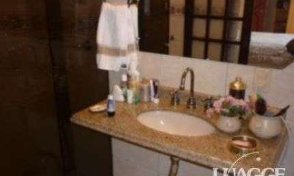 casa com 4 dormitórios, sendo uma suíte , e 530 area privativa
