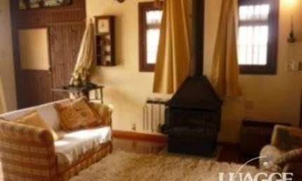 casa com 4 dormitórios, sendo uma suíte , e 530 area privativa