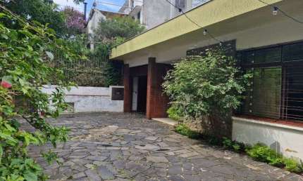 Casa com 243m2 de área privativa, com amplo pátio de 11 x 44, próxima a Av. Teresópolis