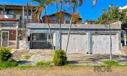 Casa em Porto Alegre, no bairro Tristeza, com 4 dormitório(s), à venda.