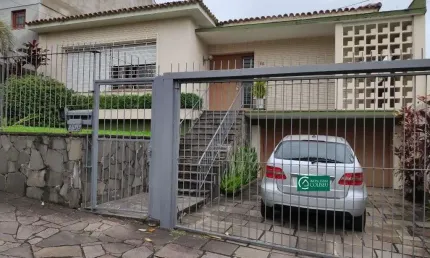 Casa para Venda - 460m², 3 dormitórios, 3 vagas - Três Figueiras