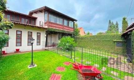 Casa para Venda - 235.64m², 3 dormitórios, sendo 1 suites, 3 vagas - Guarujá
