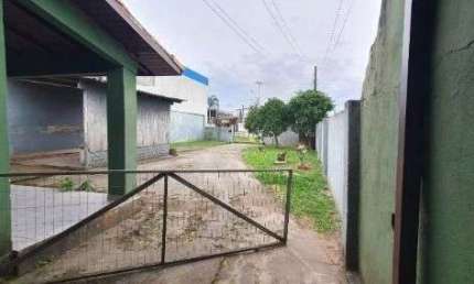 Casa em Porto Alegre, no bairro Belém Novo, com 2 dormitório(s), e 2 banheiros, à venda.