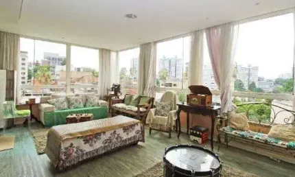 Cobertura em Porto Alegre, no bairro Petrópolis, com 3 dormitório(s), e 3 banheiros, à venda.