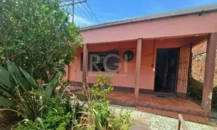 Casa em Porto Alegre, no bairro Tristeza, com 2 dormitório(s), e 2 banheiros, à venda.