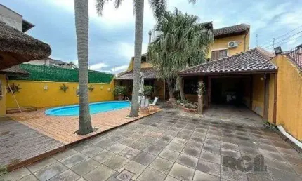 Casa em Porto Alegre, no bairro Guarujá, com 3 dormitório(s), e 3 banheiros, à venda.