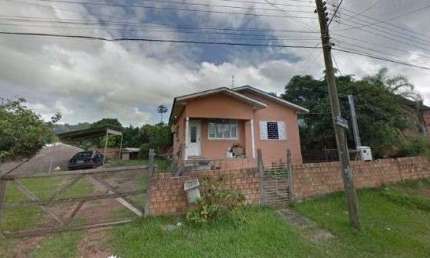 Casa em Porto Alegre, no bairro Lomba do Pinheiro, com 2 dormitório(s), e 2 banheiros, à venda.