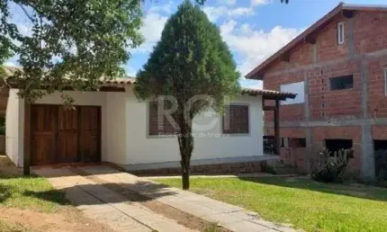 Casa em Porto Alegre, no bairro Hípica, com 2 dormitório(s), e 2 banheiros, à venda.