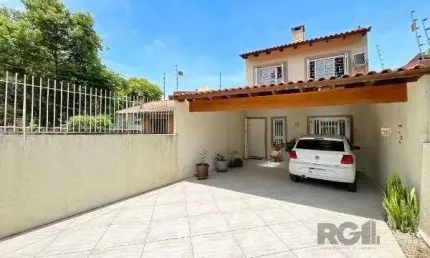 Casa em Porto Alegre, no bairro Serraria, com 3 dormitório(s), e 3 banheiros, à venda.