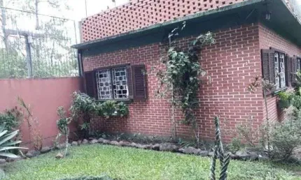 Casa em Porto Alegre, no bairro Pedra Redonda, com 2 dormitório(s), e 2 banheiros, à venda.