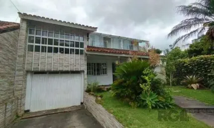 Casa em Porto Alegre, no bairro Ipanema, com 6 dormitório(s), e 6 banheiros, à venda.