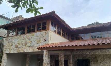 Casa em Porto Alegre, no bairro Vila Nova, com 4 dormitório(s), e 4 banheiros, à venda.