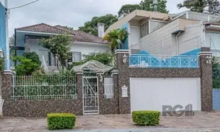 Casa em Porto Alegre, no bairro Vila Assunção, com 3 dormitório(s), e 3 banheiros, à venda.