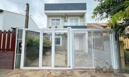 Casa em Porto Alegre, no bairro Hípica, com 3 dormitório(s), e 3 banheiros, à venda.