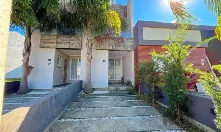 Casa em Porto Alegre, no bairro Hípica, com 2 dormitório(s), à venda.