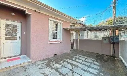Casa em Porto Alegre, no bairro Medianeira, com 3 dormitório(s), e 3 banheiros, à venda.