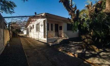 Casa em Porto Alegre, no bairro Vila Nova, com 6 dormitório(s), e 6 banheiros, à venda.
