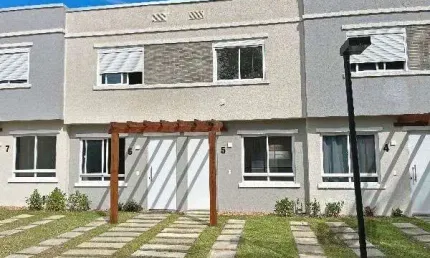 Casa em Porto Alegre, no bairro Vila Nova, com 2 dormitório(s), e 2 banheiros, à venda.