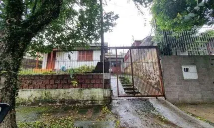 Casa em Porto Alegre, no bairro Tristeza, com 3 dormitório(s), e 3 banheiros, à venda.