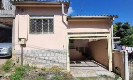 Casa em Porto Alegre, no bairro Vila Nova, com 2 dormitório(s), e 2 banheiros, à venda.