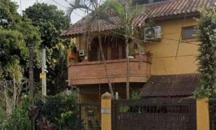 Casa Condominio em Porto Alegre, no bairro Guarujá, com 3 dormitório(s), e 3 banheiros, à venda.