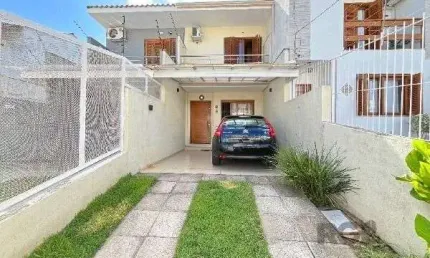 Casa em Porto Alegre, no bairro Guarujá, com 2 dormitório(s), e 2 banheiros, à venda.