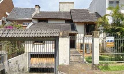 Casa em Porto Alegre, no bairro Ipanema, com 3 dormitório(s), à venda.
