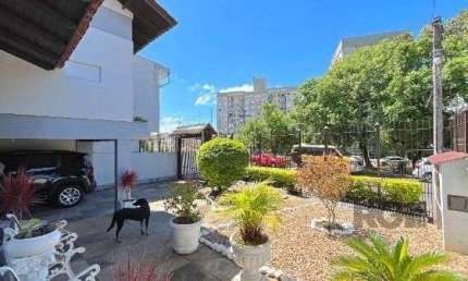 Casa com 4 quartos à venda na Rua Afonso Arinos, 689, Camaquã, Porto Alegre
