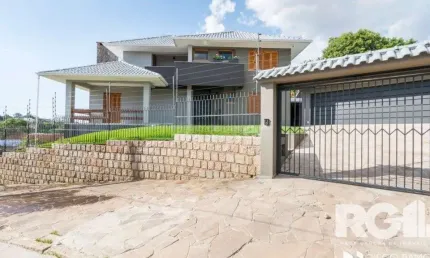Casa com piscina, 3 dormitórios, 258m² privativos, no Jardim Itu.