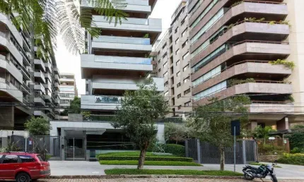 Apartamento mobiliado, com cerca de 256,42m² privativos e com 3 suítes,