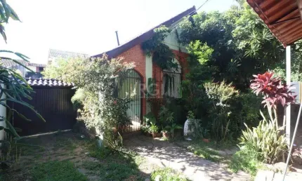 Casa para venda - 250m², com 3 dormitórios, 1 suíte, sala ampla, copa cozinha, churrasqueira, lareira, banheiro social, dependência de empregada, 3 vagas - medianeira