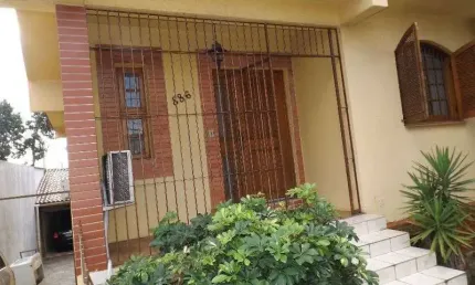 Casa para Venda - 250m², 3 dormitórios, sendo 3 suites, 7 vagas - Medianeira
