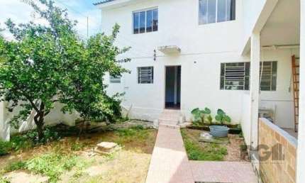 CASA DE ALVENARIA FUNDOS REFORMADA COM PATIO E POMAR SEM GARAGEM