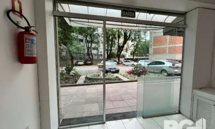 Loja térrea em condomínio de 45 m2 com vaga para alugar no bairro Floresta.