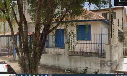 EXCELENTE OPORTUNIDADE DE NEGÓCIO, para Locar ou Morar com a Família. Terreno de 11,00 x 17,60 Com 01 sobrado de 3 dormitório... E outra em madeira com 2 dormitórios. ESTUDA imóvel no negócio.