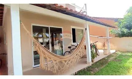 Casa duplex com cinco dormitórios em condominio fechado.