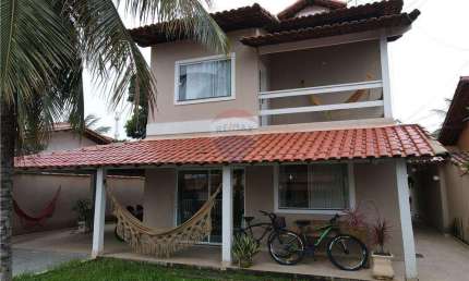 Casa duplex com cinco dormitórios em condominio fechado.