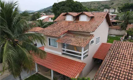 Casa duplex com cinco dormitórios em condominio fechado.