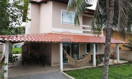 Casa duplex com cinco dormitórios em condominio fechado.