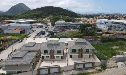 Casa com dois dormitórios e banheiro no centro do barroco.