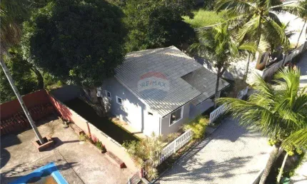 Casa de dois dormitórios e banheiro em condomínio fechado.