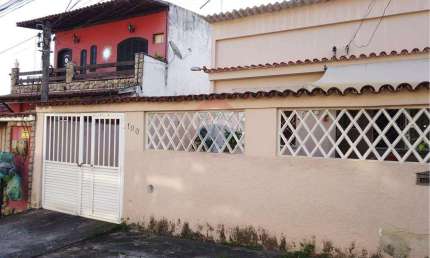 Casa de 2 dormitórios sendo 1 suíte em condomínio fechado.