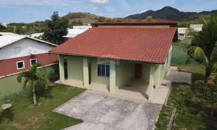 Casa em condomínio fechado,dois dormitórios e suíte.